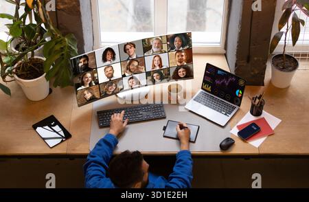 Manager leitet Fernkonferenzen, die Statistiken auf einem gekrümmten Breitbild-Monitor analysieren. Handgefertigte Collage Stockfoto