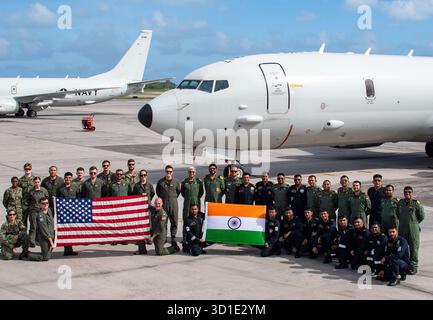 251023-N-ML137-1048 DIEGO GARCIA, britisches Territorium im Indischen Ozean (23. Oktober 2025) Seeleute der US-Navy, die den „Skinny Dragons“ der Patrol Squadron zugeordnet sind Stockfoto