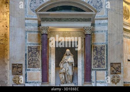 Rom, Italien - 15. August 2024: Statue der Heiligen Anna mit der Jungfrau Maria im Pantheon, Rom Stockfoto