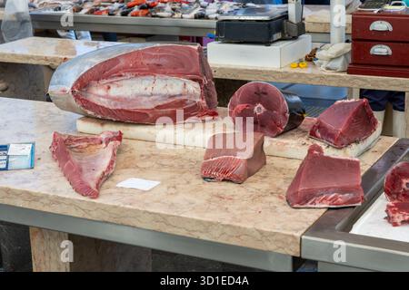 Große Thunfischstücke auf dem Markt Stockfoto