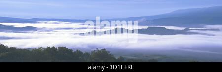 Blick von Gordes auf die Landschaft am Morgen Erdnebel, Frankreich, Provence, Vaucluse, Naturpark Luberon Stockfoto
