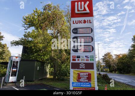 Gent, Belgien. Oktober 2025. Foto aufgenommen in einer Tankstelle in Lukoil in Sint Denijs Westrem, Gent am Dienstag, den 28. Oktober 2025. Der russische Energiekonzern Lukoil kündigte aufgrund neuer Sanktionen gegen die Ukraine den Verkauf seiner internationalen Vermögenswerte an. BELGA FOTO NICOLAS MAETERLINCK Credit: Belga News Agency/Alamy Live News Stockfoto