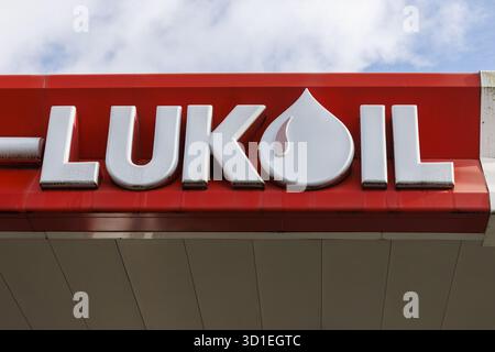 Gent, Belgien. Oktober 2025. Foto aufgenommen in einer Tankstelle in Lukoil in Sint Denijs Westrem, Gent am Dienstag, den 28. Oktober 2025. Der russische Energiekonzern Lukoil kündigte aufgrund neuer Sanktionen gegen die Ukraine den Verkauf seiner internationalen Vermögenswerte an. BELGA FOTO NICOLAS MAETERLINCK Credit: Belga News Agency/Alamy Live News Stockfoto