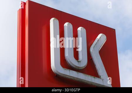 Gent, Belgien. Oktober 2025. Foto aufgenommen in einer Tankstelle in Lukoil in Sint Denijs Westrem, Gent am Dienstag, den 28. Oktober 2025. Der russische Energiekonzern Lukoil kündigte aufgrund neuer Sanktionen gegen die Ukraine den Verkauf seiner internationalen Vermögenswerte an. BELGA FOTO NICOLAS MAETERLINCK Credit: Belga News Agency/Alamy Live News Stockfoto
