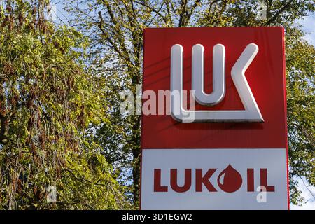 Gent, Belgien. Oktober 2025. Foto aufgenommen in einer Tankstelle in Lukoil in Sint Denijs Westrem, Gent am Dienstag, den 28. Oktober 2025. Der russische Energiekonzern Lukoil kündigte aufgrund neuer Sanktionen gegen die Ukraine den Verkauf seiner internationalen Vermögenswerte an. BELGA FOTO NICOLAS MAETERLINCK Credit: Belga News Agency/Alamy Live News Stockfoto