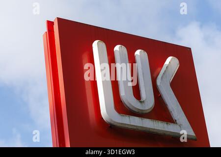 Gent, Belgien. Oktober 2025. Foto aufgenommen in einer Tankstelle in Lukoil in Sint Denijs Westrem, Gent am Dienstag, den 28. Oktober 2025. Der russische Energiekonzern Lukoil kündigte aufgrund neuer Sanktionen gegen die Ukraine den Verkauf seiner internationalen Vermögenswerte an. BELGA FOTO NICOLAS MAETERLINCK Credit: Belga News Agency/Alamy Live News Stockfoto