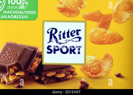 KIEW, UKRAINE - 19. APRIL 2025 Ritter Sport Logo auf Schokoladenriegel aus nächster Nähe Stockfoto
