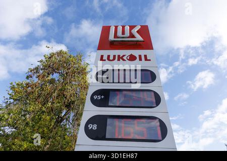 Gent, Belgien. Oktober 2025. Foto aufgenommen in einer Tankstelle in Lukoil in Sint Denijs Westrem, Gent am Dienstag, den 28. Oktober 2025. Der russische Energiekonzern Lukoil kündigte aufgrund neuer Sanktionen gegen die Ukraine den Verkauf seiner internationalen Vermögenswerte an. BELGA FOTO NICOLAS MAETERLINCK Credit: Belga News Agency/Alamy Live News Stockfoto