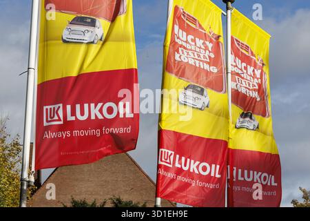 Gent, Belgien. Oktober 2025. Foto aufgenommen in einer Tankstelle in Lukoil in Sint Denijs Westrem, Gent am Dienstag, den 28. Oktober 2025. Der russische Energiekonzern Lukoil kündigte aufgrund neuer Sanktionen gegen die Ukraine den Verkauf seiner internationalen Vermögenswerte an. BELGA FOTO NICOLAS MAETERLINCK Credit: Belga News Agency/Alamy Live News Stockfoto