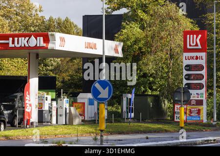 Gent, Belgien. Oktober 2025. Foto aufgenommen in einer Tankstelle in Lukoil in Sint Denijs Westrem, Gent am Dienstag, den 28. Oktober 2025. Der russische Energiekonzern Lukoil kündigte aufgrund neuer Sanktionen gegen die Ukraine den Verkauf seiner internationalen Vermögenswerte an. BELGA FOTO NICOLAS MAETERLINCK Credit: Belga News Agency/Alamy Live News Stockfoto