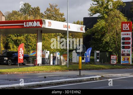 Gent, Belgien. Oktober 2025. Foto aufgenommen in einer Tankstelle in Lukoil in Sint Denijs Westrem, Gent am Dienstag, den 28. Oktober 2025. Der russische Energiekonzern Lukoil kündigte aufgrund neuer Sanktionen gegen die Ukraine den Verkauf seiner internationalen Vermögenswerte an. BELGA FOTO NICOLAS MAETERLINCK Credit: Belga News Agency/Alamy Live News Stockfoto