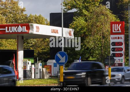 Gent, Belgien. Oktober 2025. Foto aufgenommen in einer Tankstelle in Lukoil in Sint Denijs Westrem, Gent am Dienstag, den 28. Oktober 2025. Der russische Energiekonzern Lukoil kündigte aufgrund neuer Sanktionen gegen die Ukraine den Verkauf seiner internationalen Vermögenswerte an. BELGA FOTO NICOLAS MAETERLINCK Credit: Belga News Agency/Alamy Live News Stockfoto