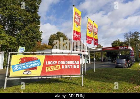Gent, Belgien. Oktober 2025. Foto aufgenommen in einer Tankstelle in Lukoil in Sint Denijs Westrem, Gent am Dienstag, den 28. Oktober 2025. Der russische Energiekonzern Lukoil kündigte aufgrund neuer Sanktionen gegen die Ukraine den Verkauf seiner internationalen Vermögenswerte an. BELGA FOTO NICOLAS MAETERLINCK Credit: Belga News Agency/Alamy Live News Stockfoto