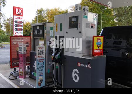 Gent, Belgien. Oktober 2025. Foto aufgenommen in einer Tankstelle in Lukoil in Sint Denijs Westrem, Gent am Dienstag, den 28. Oktober 2025. Der russische Energiekonzern Lukoil kündigte aufgrund neuer Sanktionen gegen die Ukraine den Verkauf seiner internationalen Vermögenswerte an. BELGA FOTO NICOLAS MAETERLINCK Credit: Belga News Agency/Alamy Live News Stockfoto