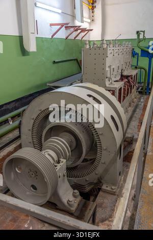 Großer Dieselgenerator in der Plokstinischen sowjetischen Atomraketenbasis in Litauen Stockfoto