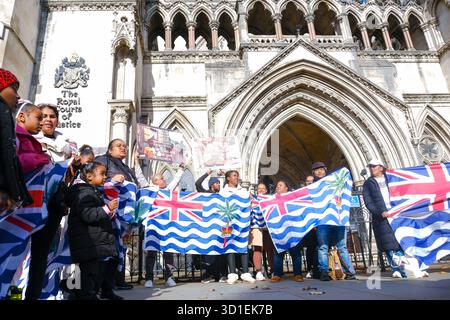 London, Großbritannien. Oktober 2024. Mitglieder der chagossianischen Gemeinschaft treffen sich vor den königlichen Gerichten vor einer mündlichen Verhandlung, um eine vollständige gerichtliche Überprüfung in einem Antrag von drei chagossianischen Bürgern zu beantragen, die sagen, dass die britische Regierung es versäumt hat, die Gemeinde über die Übergabe der Inseln an Mauritius zufriedenstellend zu konsultieren. Quelle: Eleventh Photography/Alamy Live News Stockfoto