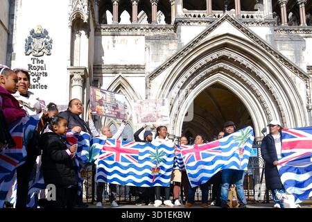 London, Großbritannien. Oktober 2024. Mitglieder der chagossianischen Gemeinschaft treffen sich vor den königlichen Gerichten vor einer mündlichen Verhandlung, um eine vollständige gerichtliche Überprüfung in einem Antrag von drei chagossianischen Bürgern zu beantragen, die sagen, dass die britische Regierung es versäumt hat, die Gemeinde über die Übergabe der Inseln an Mauritius zufriedenstellend zu konsultieren. Quelle: Eleventh Photography/Alamy Live News Stockfoto