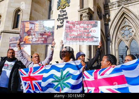 London, Großbritannien. Oktober 2024. Mitglieder der chagossianischen Gemeinschaft treffen sich vor den königlichen Gerichten vor einer mündlichen Verhandlung, um eine vollständige gerichtliche Überprüfung in einem Antrag von drei chagossianischen Bürgern zu beantragen, die sagen, dass die britische Regierung es versäumt hat, die Gemeinde über die Übergabe der Inseln an Mauritius zufriedenstellend zu konsultieren. Quelle: Eleventh Photography/Alamy Live News Stockfoto