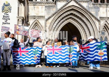 London, Großbritannien. Oktober 2024. Mitglieder der chagossianischen Gemeinschaft treffen sich vor den königlichen Gerichten vor einer mündlichen Verhandlung, um eine vollständige gerichtliche Überprüfung in einem Antrag von drei chagossianischen Bürgern zu beantragen, die sagen, dass die britische Regierung es versäumt hat, die Gemeinde über die Übergabe der Inseln an Mauritius zufriedenstellend zu konsultieren. Quelle: Eleventh Photography/Alamy Live News Stockfoto