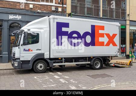 FedEx Kurierlieferwagen mit Lastwagen, die Unternehmen im Stadtzentrum York North Yorkshire England Großbritannien Großbritannien Großbritannien Großbritannien Großbritannien Großbritannien Großbritannien Großbritannien Großbritannien Großbritannien Großbritannien Großbritannien Großbritannien Großbritannien Großbritannien und Nordirland beliefern Stockfoto