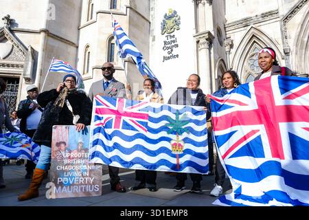 London, Großbritannien. Oktober 2024. Mitglieder der chagossianischen Gemeinschaft treffen sich vor den königlichen Gerichten vor einer mündlichen Verhandlung, um eine vollständige gerichtliche Überprüfung in einem Antrag von drei chagossianischen Bürgern zu beantragen, die sagen, dass die britische Regierung es versäumt hat, die Gemeinde über die Übergabe der Inseln an Mauritius zufriedenstellend zu konsultieren. Quelle: Eleventh Photography/Alamy Live News Stockfoto