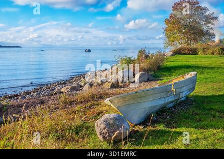 Verlassenes Fischerboot an der Küste der Kakumae-Halbinsel. Bezirk Harjumaa, Estland Stockfoto