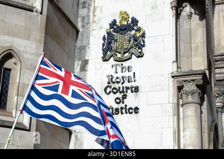 London, Großbritannien. Oktober 2024. Mitglieder der chagossianischen Gemeinschaft treffen sich vor den königlichen Gerichten vor einer mündlichen Verhandlung, um eine vollständige gerichtliche Überprüfung in einem Antrag von drei chagossianischen Bürgern zu beantragen, die sagen, dass die britische Regierung es versäumt hat, die Gemeinde über die Übergabe der Inseln an Mauritius zufriedenstellend zu konsultieren. Quelle: Eleventh Photography/Alamy Live News Stockfoto