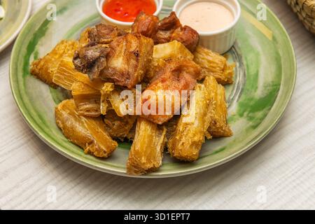 Köstliche gebratene Yuca in großen Wedges mit rauchiger chipotle Mayonnaise und Zitrone zum Dippen Stockfoto