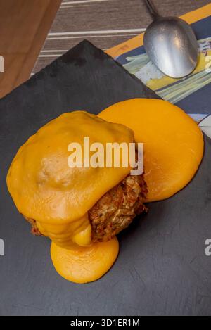 Peruanische gefüllte Kartoffel mit gelben Kartoffelpüree, gefüllt mit Hackfleisch, hartgekochten Ei und Oliven, gebraten, bis sie perfekt goldbraun sind Stockfoto