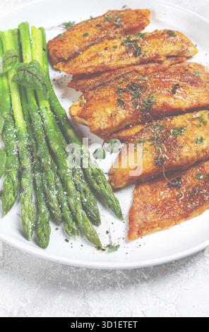 Frittiertes Fischfilet, Tilapia mit Spargel, hausgemacht, keine Leute Stockfoto