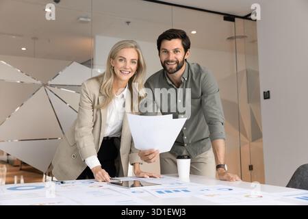 Ein paar glückliche Marketing-Profis arbeiten zusammen Stockfoto