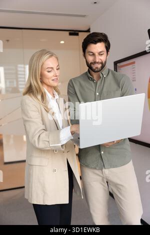 Ein paar positive Kollegen, die gemeinsam an einem Projekt arbeiten Stockfoto