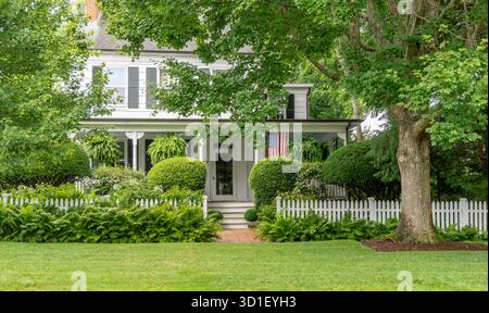 Wunderschönes altes Haus in einer üppigen Landschaft in southampton, ny Stockfoto