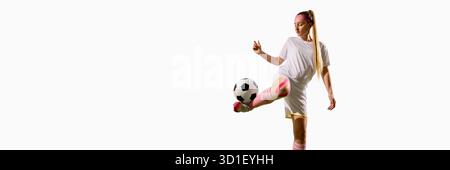 Fußballspielerin jongliert Ball am Knie mit selbstbewusstem Ausdruck. Banner Stockfoto