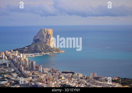 Blick auf die Stadt Calpe mit Ifach-Felsen in Costa Blanca, Valencia, Spanien Stockfoto