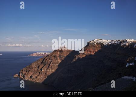 Panoramablick auf das Dorf Imerovigli und den Skaros-Felsen auf der Insel Santorini, Griechenland - traditionelle Weiße Häuser in den Caldera-Klippen Stockfoto