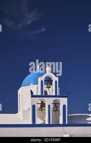 St. Mark Heilige orthodoxe Kapelle mit drei Glockenturm und blauer Kuppel - Insel Santorin, Griechenland Stockfoto