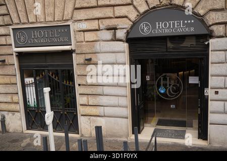 Erhöhter Blick auf das Hotel Centro Cavour, eine charmante 3-Sterne-Unterkunft in einer klassischen römischen Fassade in Rom, Italien. Stockfoto
