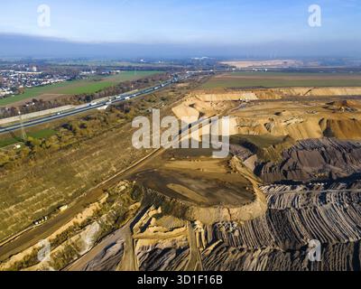 Bergbauausrüstung in einer Braunkohle-Tagebaumine in der Nähe von Garzweiler, Deutschland. Luftaufnahme Stockfoto