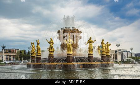 VDNKh, Ausstellung der Errungenschaften der nationalen Wirtschaft Vergnügungspark, Blick auf die Freundschaft der Nationen Brunnen Stockfoto