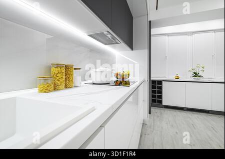 Luxus große moderne weiße und schwarze Küche Interieur verwendet als Präsentieren Stockfoto