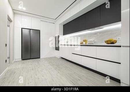 Luxus große moderne weiße und schwarze Küche Interieur verwendet als Präsentieren Stockfoto
