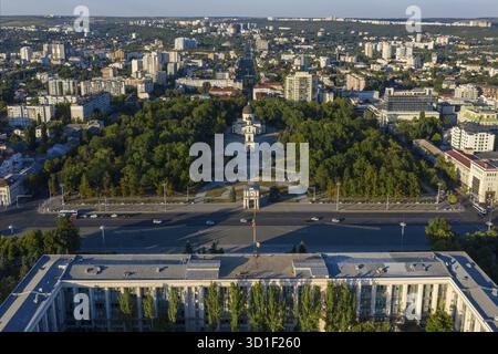 Chisinau, Moldawien, August 2020: Blick aus der Vogelperspektive auf das Regierungsgebäude und den Cathedral Park im Zentrum von Chisinau, der Hauptstadt der Republik Moldau, bei Sonnenuntergang Stockfoto