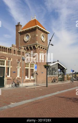 Zandvoort, Niederlande - 23. April 2019: Außenansicht von Zandvoort aan Zee, einem Endbahnhof in der Stadt Zandvoort, Niederlande. Die Statio Stockfoto