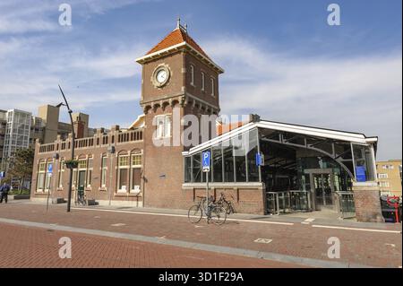 Zandvoort, Niederlande - 23. April 2019: Außenansicht von Zandvoort aan Zee, einem Endbahnhof in der Stadt Zandvoort, Niederlande. Die Statio Stockfoto