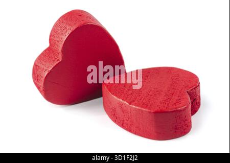 Zwei rote hölzerne, grob geschnitzte Herzen isoliert auf weiß Stockfoto
