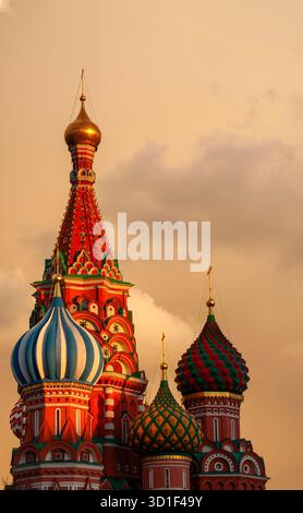 Moskau, Russland: Feuriger Sonnenuntergang auf der Basilius-Kathedrale, weltberühmtes Wahrzeichen, erbaut von 1555 bis 1561 im Auftrag des Zaren Iwan des Schrecklichen Stockfoto