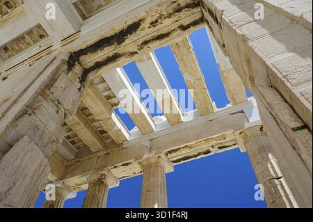 Fragment des Parthenon, eines archaischen Tempels auf der Akropolis von Athen, erbaut 438 v. Chr. Aufgenommen in Athen, Griechenland Stockfoto