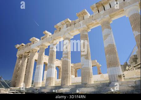 Fragment des Parthenon, eines archaischen Tempels auf der Akropolis von Athen, erbaut 438 v. Chr. Aufgenommen in Athen, Griechenland Stockfoto