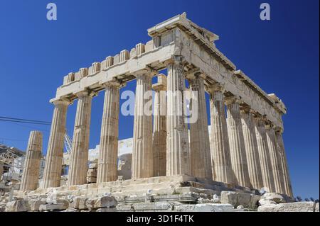Fragment des Parthenon, eines archaischen Tempels auf der Akropolis von Athen, erbaut 438 v. Chr. Aufgenommen in Athen, Griechenland Stockfoto
